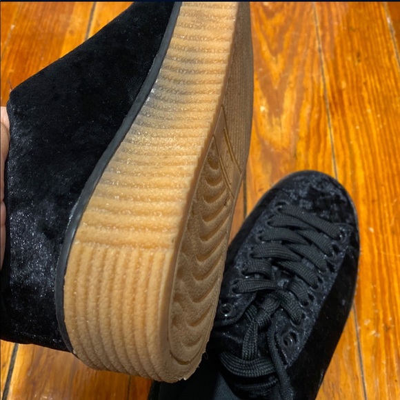 Shoes - Picture 2 of 8